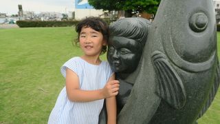 定置網を展示　公園で遊ぶ