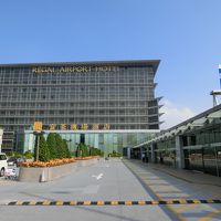 右の屋内通路が空港まで続いてます。