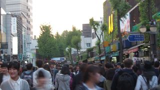 東京で言えば仲見世？さすがに違うか…でも相似形