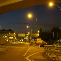 看板の裏が歩道橋とガススタ