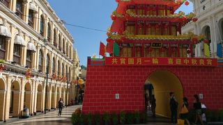 夜遅くまで人が多い