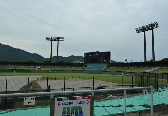 長良川近くの綺麗なスタジアム