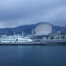 中央の丸ぁ〜るい建物がターミナルビルです。