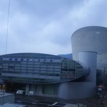 この二つのデザインが、ひとつの建物です。