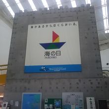 館内は高い天井空間です。