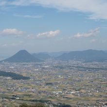 左は讃岐富士（飯野山）