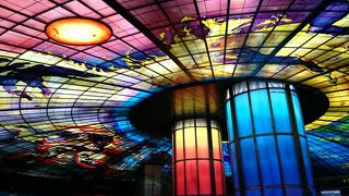 ステンドグラスがきれいな駅