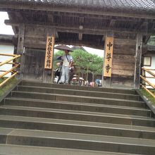 中尊寺本堂への入り口です