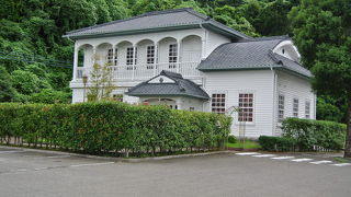 白いコロニアルスタイルの洋館。ちょっと和風テイスト