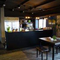 屋上・・・と言っても屋根も壁もあります。食事はココで。