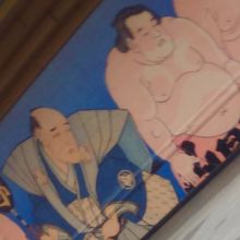 国技館の正面の絵です。相撲博物館は、右側の通路内にあります