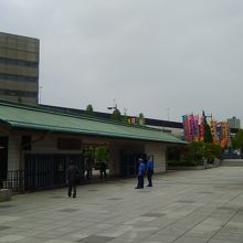 相撲博物館からの帰りには、再び、国技館の正面入り口を通ります