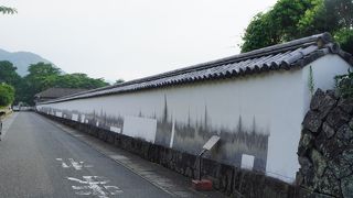 とにかくひたすら長い白い塀