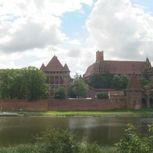 川沿いからの外観です。