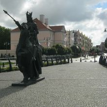 広場と像です。