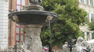 小さな像ですが魅力的です。