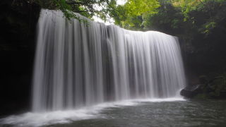 優美で神秘的な『鍋ヶ滝』