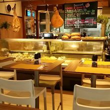 店内は割と広い