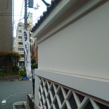 吉良屋敷の白壁の塀です。高家の格式の海鼠(なまこ)塀とのこと