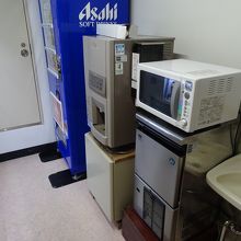 自販機コーナーにはレンジ、製氷機などがあります