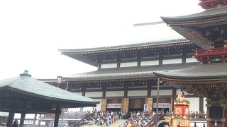 靴を脱いで参拝可能