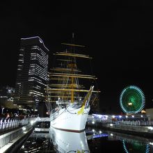 ライトアップされてキレイです．