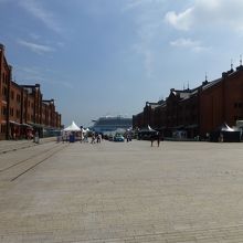 左手が1号館，右手が2号館です．