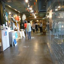 ショップがたくさん並んでいます．