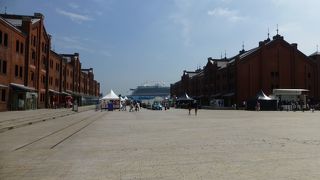 横浜港の保税倉庫でした．