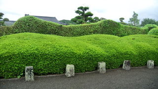 石組のないシンプルな庭園