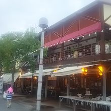 出島ワーフの建物内にあります。