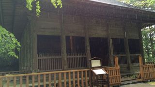 金色堂を風雪から護る為に建てられた