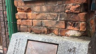 この煉瓦の積み方をよく見てみると・・・。