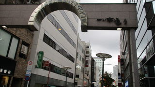 綺麗に清掃されて気持ち良い通りです。