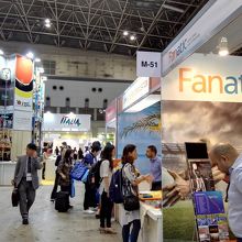 巨大な建物いっぱいに色とりどりのブースが並ぶ。