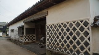 白壁に美しいなまこ壁が印象的