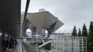 巨大展示会場では足を棒にして歩き回る。