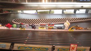 スロットカーサーキットがあります