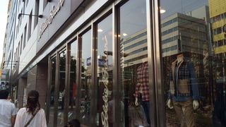 カジュアルな衣料品店