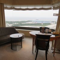 広い窓から海が見えます。
