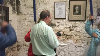 思わず引っ張られる、鐘つき体験！