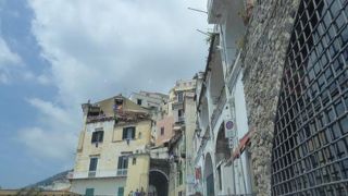 この通りや広場の駐車場は常に満車