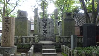 大きな立派な碑