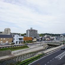 道路のお陰で川が活かせてない