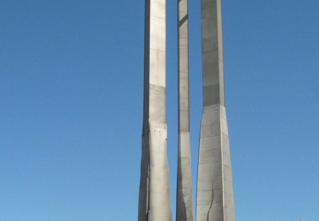 グダンスク造船所の前にある広場に建てられています。