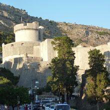 ピレ門付近から見ると要塞の高さが判ります