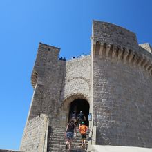 要塞内部の階段を上って最上階まで行けます