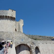 城壁から要塞を見上げています