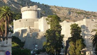 城壁北側の最も高い位置にあり旧市街、ロクルム島を見下ろせます