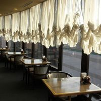 朝食会場最上階の「ガスライト」。窓際は朝陽が眩しい。